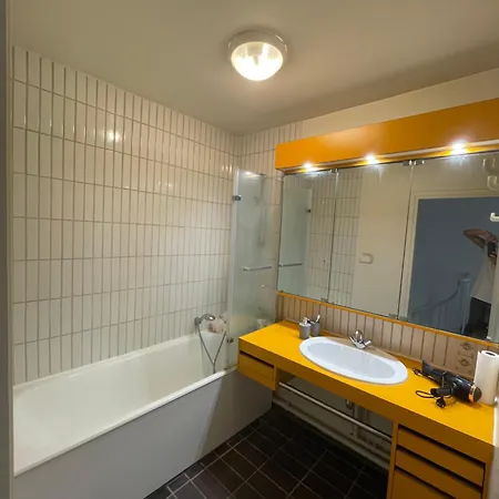 Alloggio in famiglia Etage D'un Duplex Au 17eme Arr De , Vue Sur Le Defense, A 10min Des Champs Elysee Parigi